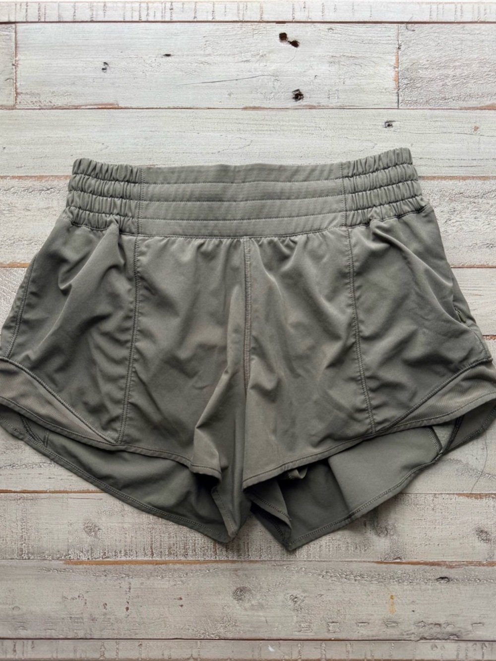 Lululemon Hottie Hot shorts 2.5 size 4 camo green EUC